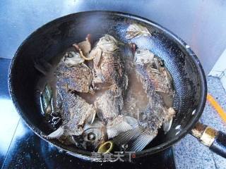 酥鲫鱼的做法步骤：11