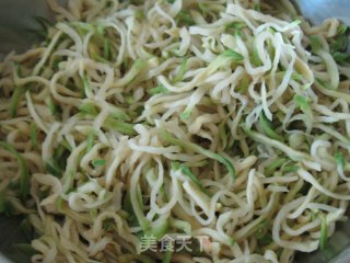 【“婆婆性”头疼的故事】粉蒸萝卜丝的做法步骤：2