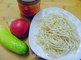 【换个花样吃凉面】西红柿麻酱凉面的做法步骤：1