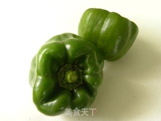 青椒炒鸡丝的做法步骤：2