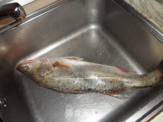 红浇鲈鱼头的做法步骤：1