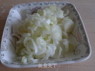 葱花油饼的做法步骤：2