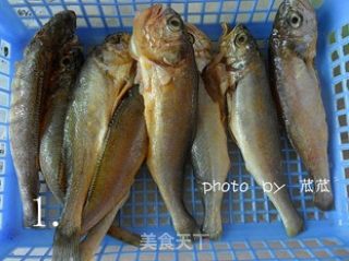 【浙菜】小黄鱼烧年糕 （宁波家常菜）的做法步骤：1