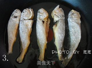 【浙菜】小黄鱼烧年糕 （宁波家常菜）的做法步骤：3