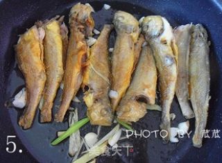 【浙菜】小黄鱼烧年糕 （宁波家常菜）的做法步骤：5