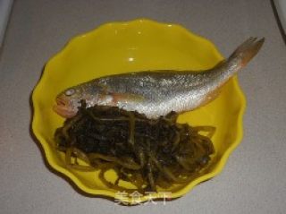 大汤咸鸡黄鱼的做法步骤：1