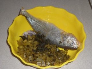 大汤咸鸡黄鱼的做法步骤：2