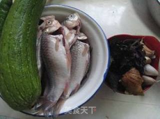 丝瓜鲫鱼煲的做法步骤：1