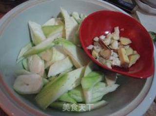 丝瓜鲫鱼煲的做法步骤：2