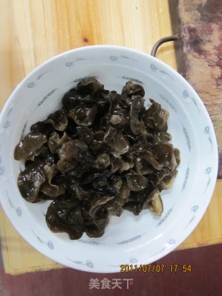 凉拌黑木耳的做法步骤：2