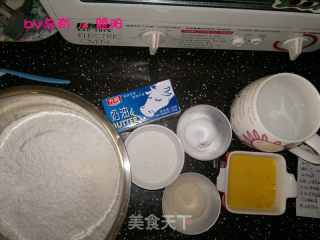 火腿沙拉肉松面包的做法步骤：1