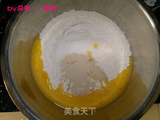 火腿沙拉肉松面包的做法步骤：2