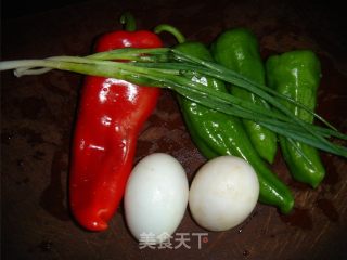 辣椒炒盐蛋的做法步骤：1