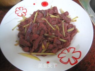 黑椒牛肉炒芹菜的做法步骤：1
