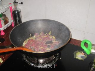 黑椒牛肉炒芹菜的做法步骤：4