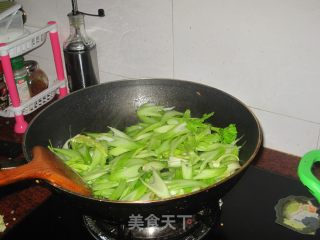 黑椒牛肉炒芹菜的做法步骤：7