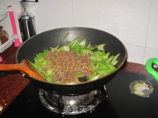 黑椒牛肉炒芹菜的做法步骤：9