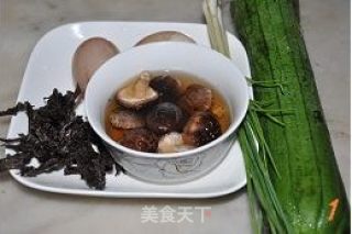 丝瓜紫菜香菇咸蛋汤的做法步骤：1