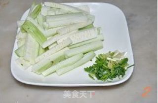 丝瓜紫菜香菇咸蛋汤的做法步骤：2