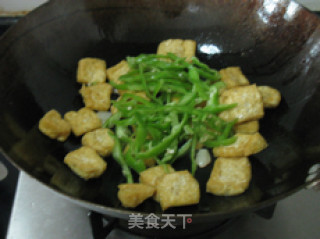 【我也要学点浪漫情调呢】油豆腐炒辣椒的做法步骤：5