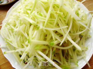 家常菜----青红椒土豆丝的做法步骤：1