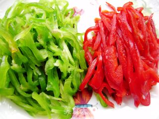 家常菜----青红椒土豆丝的做法步骤：2