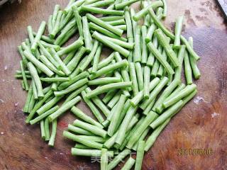 霉干菜炒豇豆的做法步骤：1