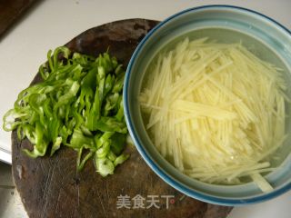 青椒土豆丝的做法步骤：1