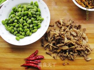 萝卜干炒毛豆的做法步骤：1