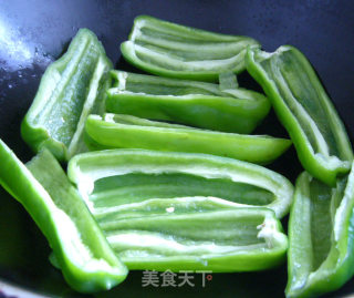 虎皮青泡椒的做法步骤：2