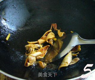 夏天不能少的一款瘦身又丰胸菜---山药丝瓜炒鱿鱼的做法步骤：5