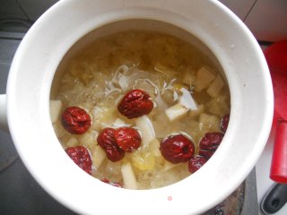 冰糖雪梨银耳羹的做法步骤：1