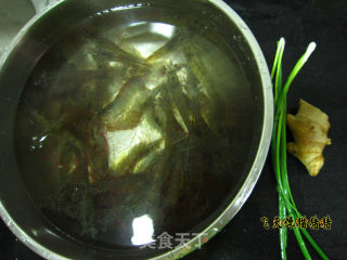 白灼基围虾的做法步骤：1