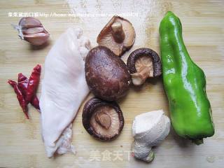香菇鸡丁的做法步骤：1