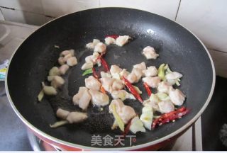 香菇鸡丁的做法步骤：4