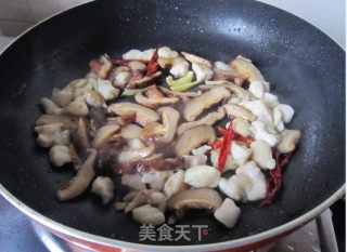 香菇鸡丁的做法步骤：5