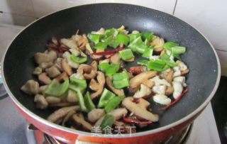 香菇鸡丁的做法步骤：6