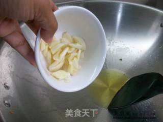 家常菜肴@@烧肉炒芥兰的做法步骤：2