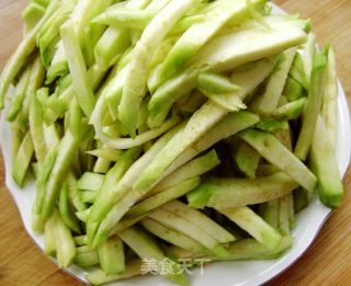 家常小炒----辣炒茄子丝的做法步骤：2