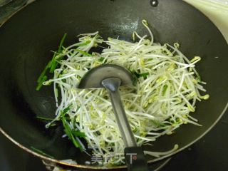 韭菜炒绿豆芽的做法步骤：2