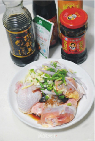 【豆豉酱蒸鸡腿】适合上班族的十分钟快手菜的做法步骤：4