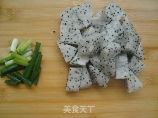 火龙果烩虾仁的做法步骤：4
