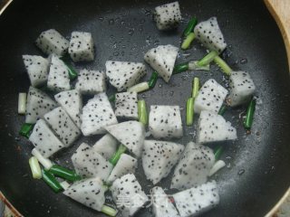 火龙果烩虾仁的做法步骤：7