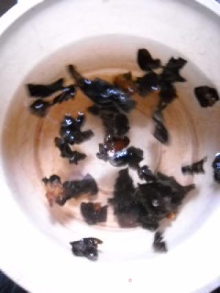 薯粉炖鲫鱼的做法步骤：2