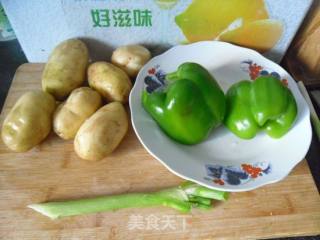 青椒土豆丝的做法步骤：1