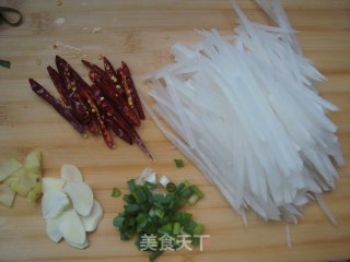 萝卜丝鲫鱼汤的做法步骤：2