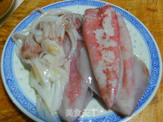 蒜蓉爆炸鱿鱼的做法步骤：1