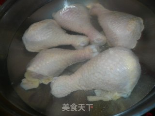 炖鸡腿的做法步骤：1
