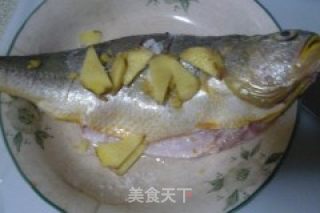 糖醋黄鱼的做法步骤：3