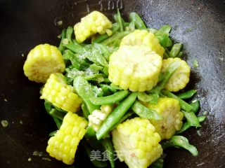 家常菜----豆角烩玉米的做法步骤：7